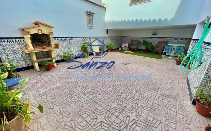 Casa en Antequera con patio, terraza y garaje.