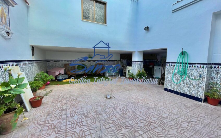 Casa en Antequera con patio, terraza y garaje.
